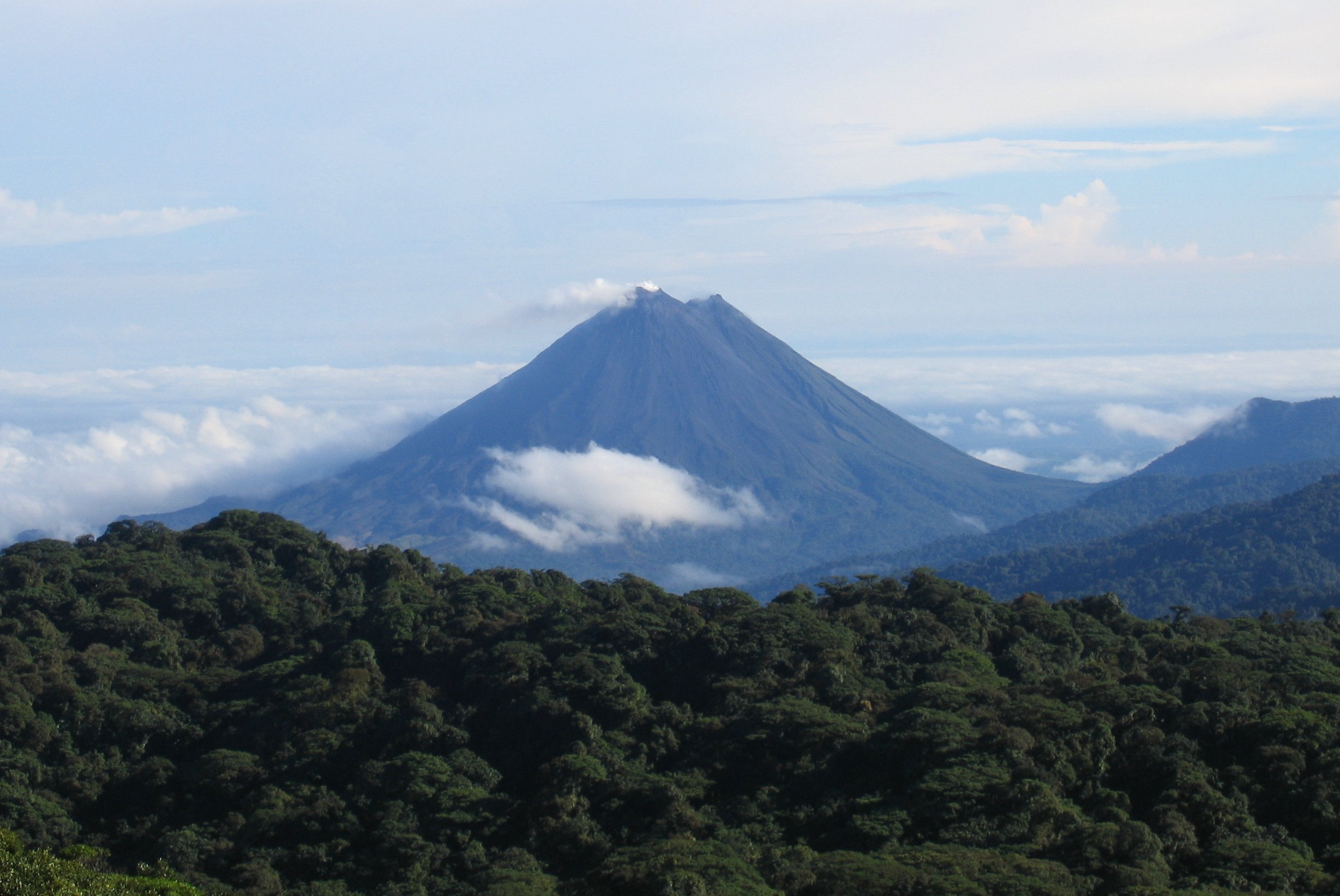 Volcà Arenal vist des de Monteverde, Costa Rica — exemple de volcà actiu vigilat constantment