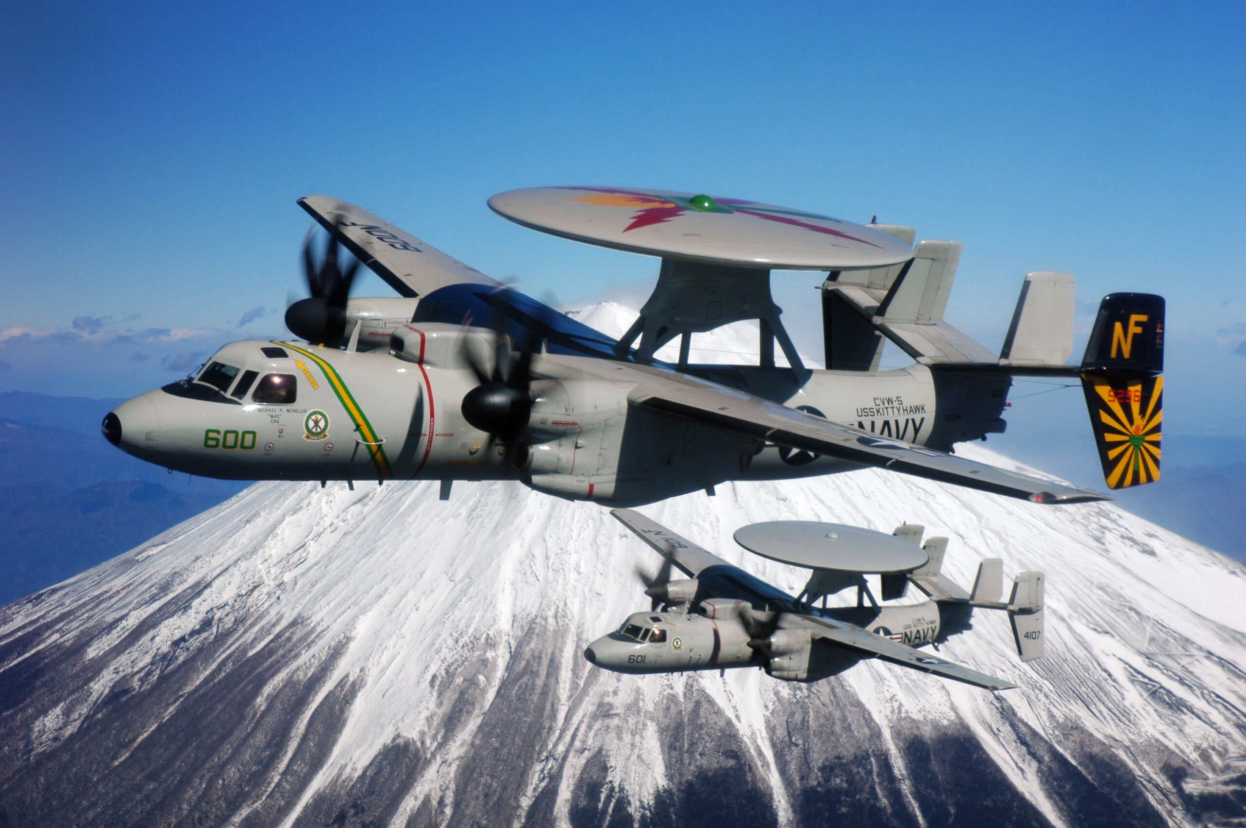 El Fuji: el volcà sagrat que fa de Japó, Japó - Grumman E-2C Hawkeyes of VAW-115 fly past Mount Fuji on 15 F