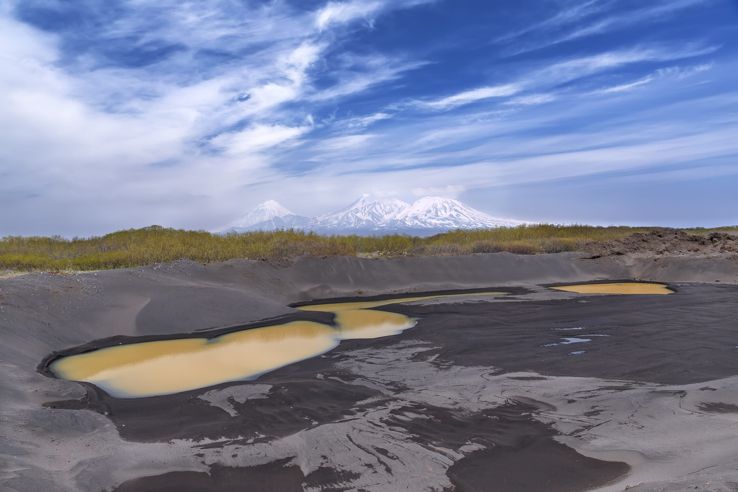 Els volcans de Kamtxatka: el país dels guèisers i dels óssos - Three Volcanoes-ElizovskyDistrict-Russia.jpg