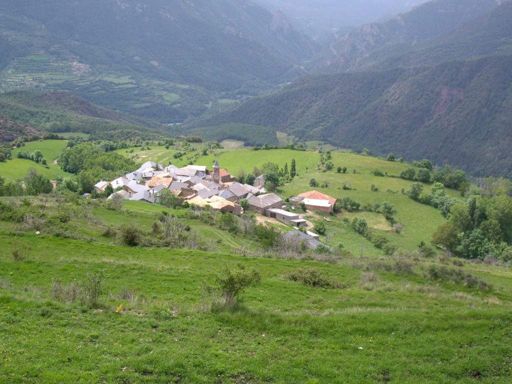 Vista del poble d'Estac al Pallars Sobirà