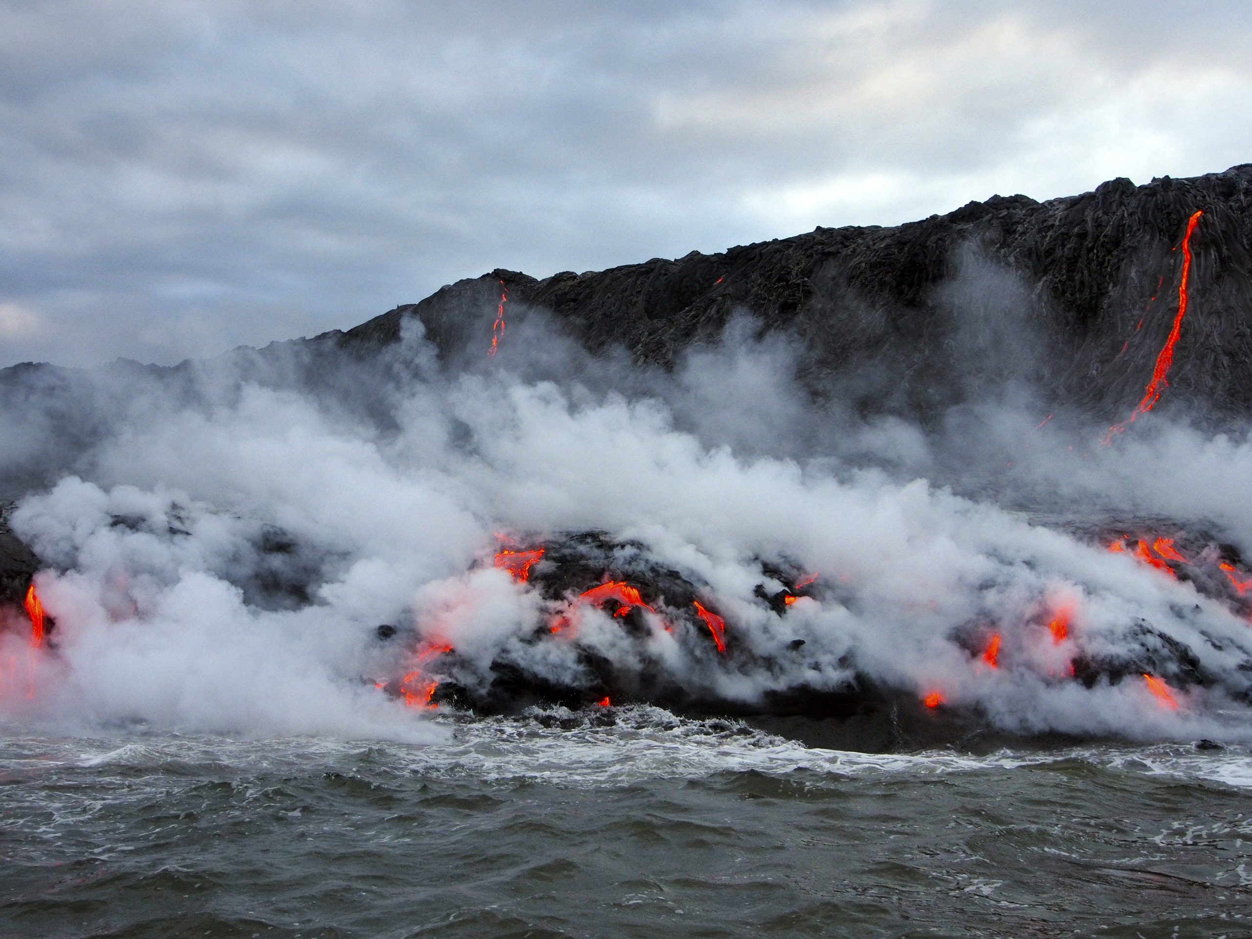 Colada de lava arribant a l'oceà