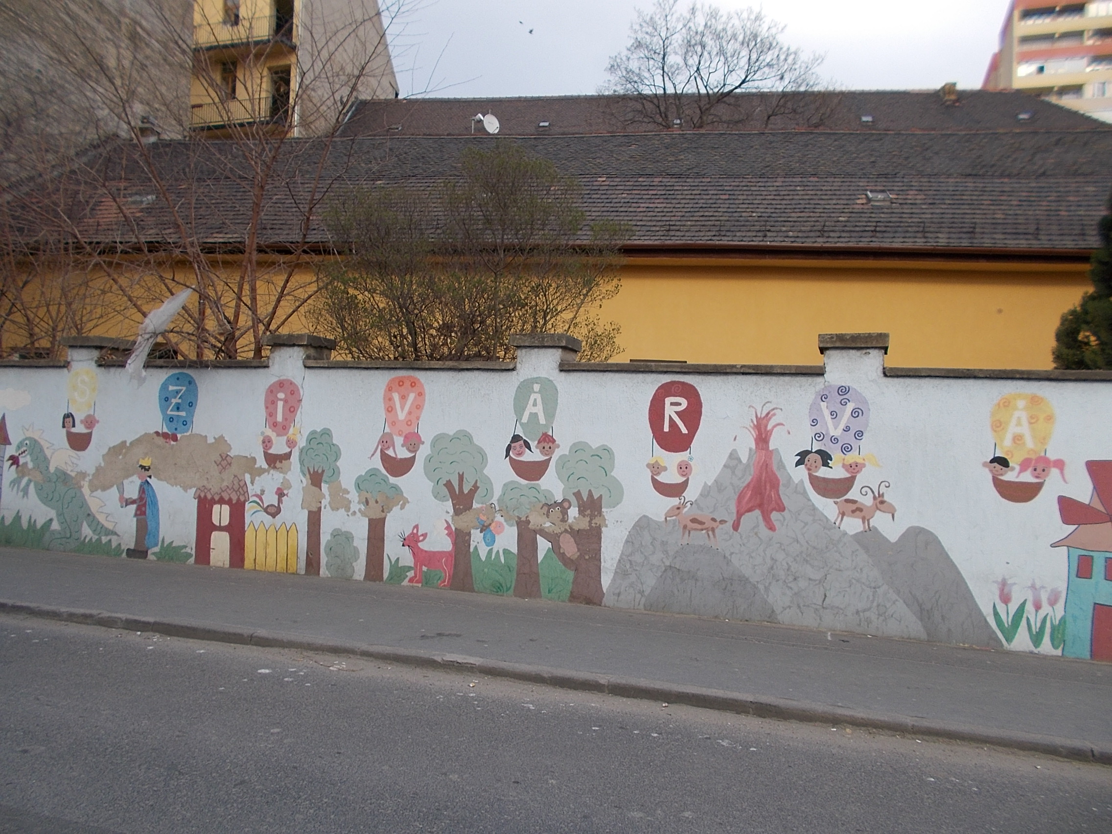 Pintura mural infantil amb volcà