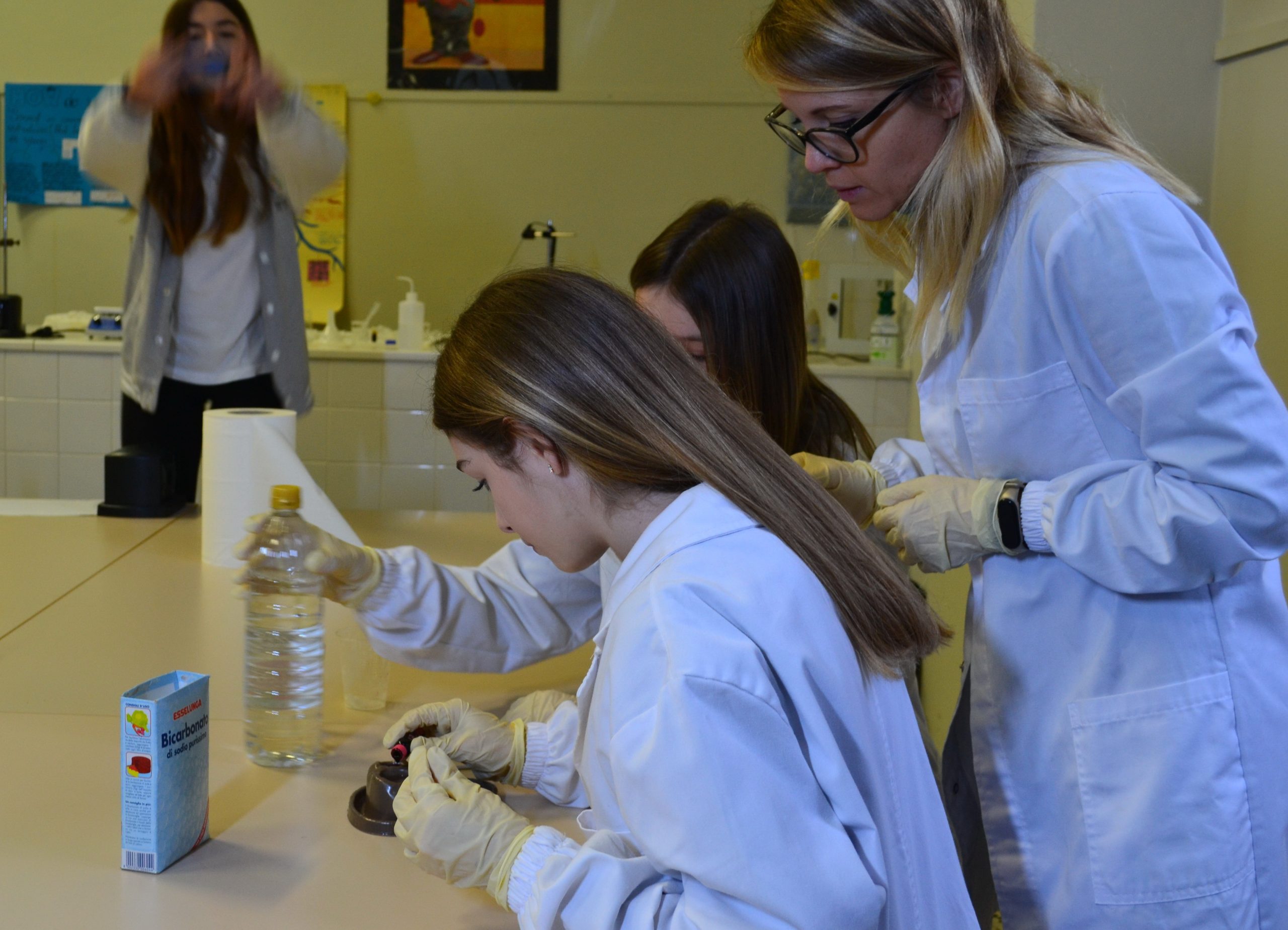 Estudiants fent l'experiment