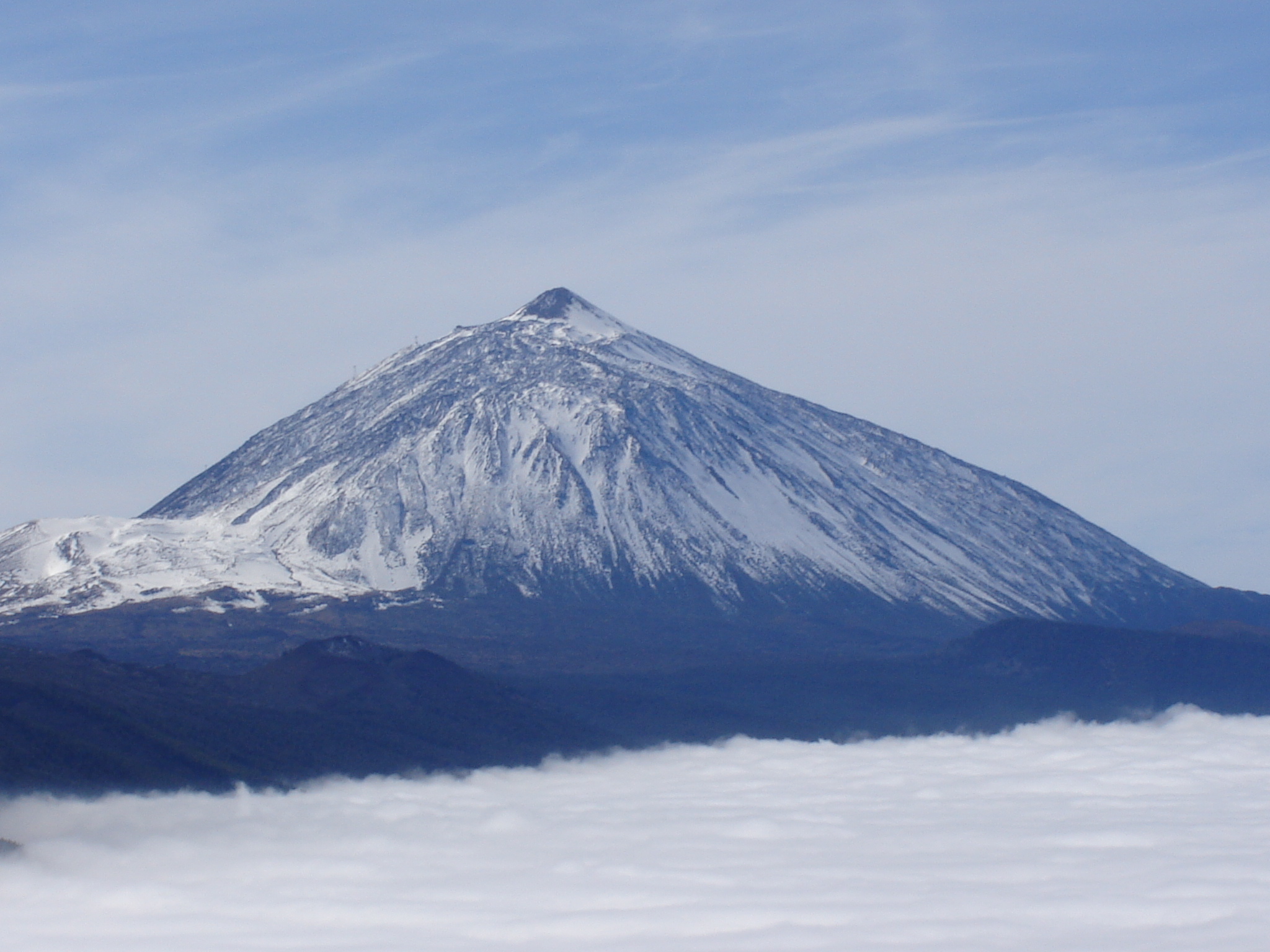 Teide nevat amb mar de núvols