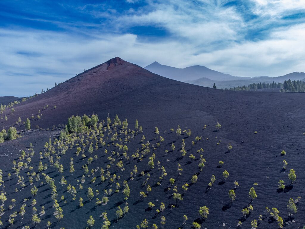 El volcà Chinyero, escenari de l’última erupció de Tenerife (1909), amb el Teide al fons