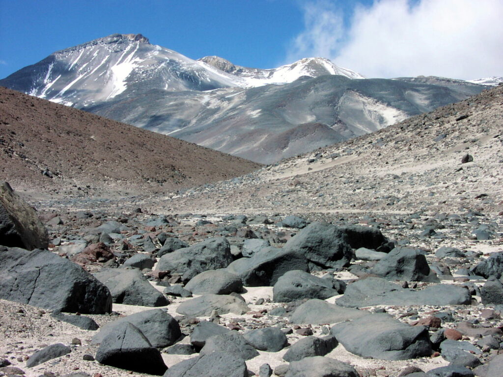 L’Ojos del Salado, el volcà més alt del món, als Andes entre Xile i l’Argentina