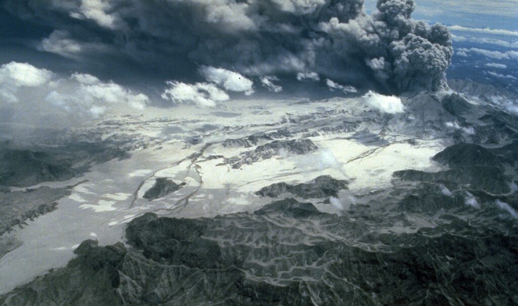 Dipòsits de corrents piroclàstics a la vall del riu Marella amb la columna eruptiva del Pinatubo (1991)
