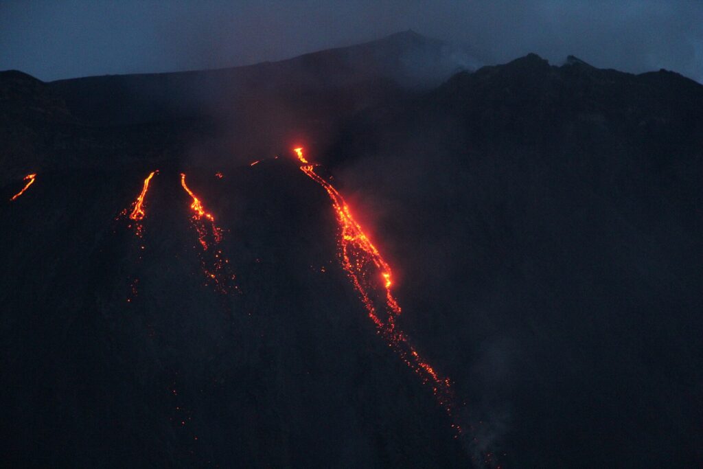 Colades de lava baixant de nit pel vessant de l’Stromboli