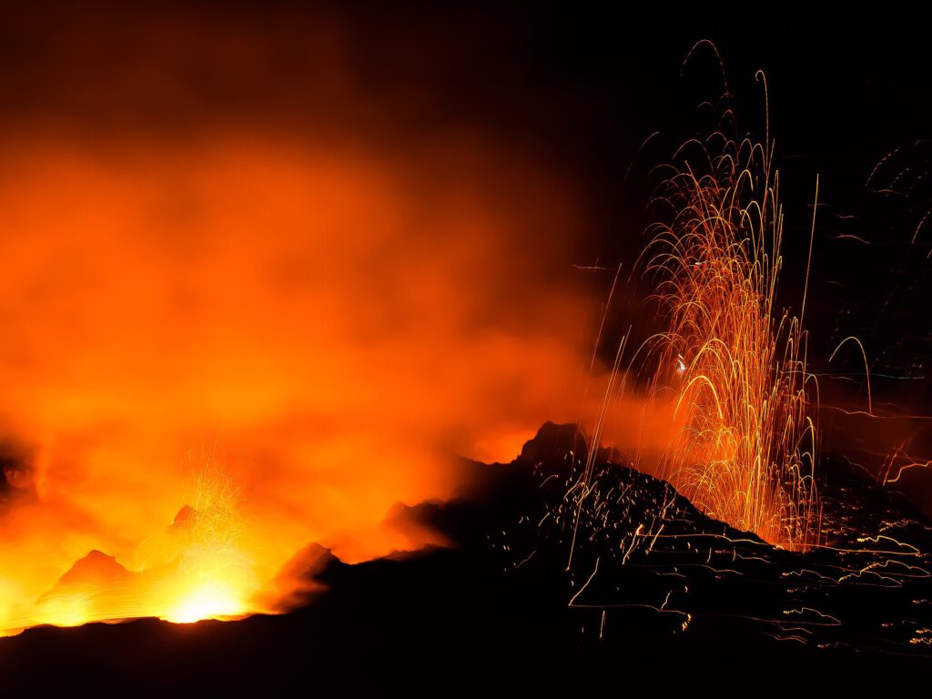 Erupció estromboliana nocturna a l’Stromboli, amb lava i esquitxos incandescents